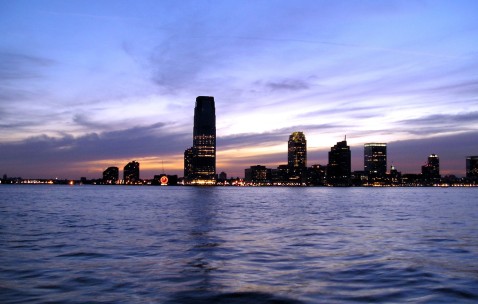 怀孕初期下面有血色的（怀孕初期下面有血正常吗）